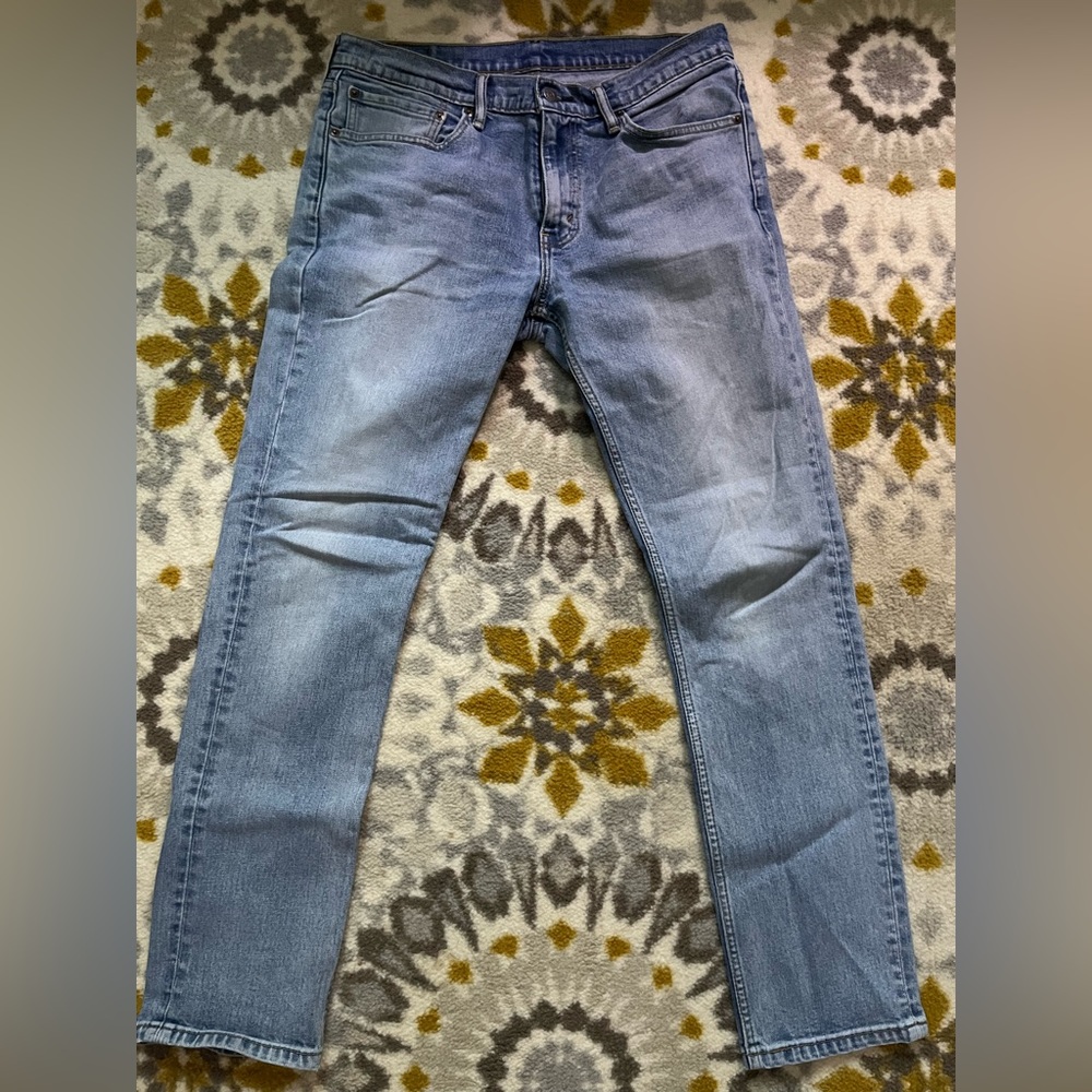 Men Levi’s light wash straight jeans